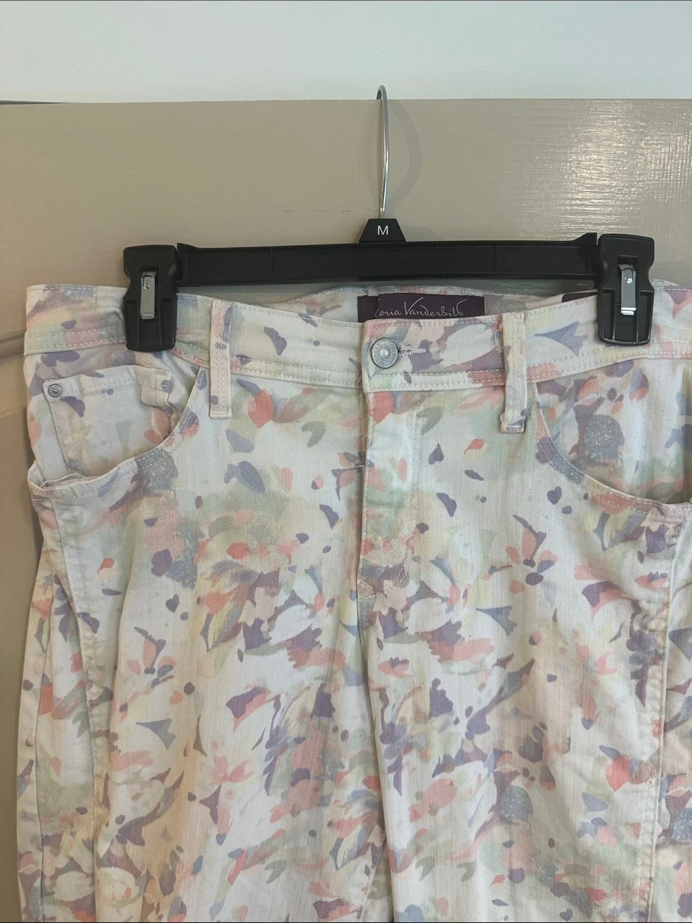 Gloria Vanderbilt White Cropped Floral Peddle Pushers- Long Shorts